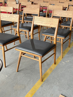 Chaise de salle à manger nordique moderne en bois de frêne massif Siège en cuir noir Chaises de salle à manger Lux pour meubles de restaurant et café