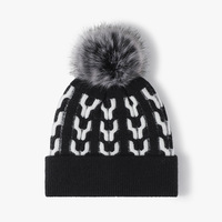 Bonnet en tricot jacquard bicolore personnalisé avec broderie, doublure polaire, pompon, protection des oreilles pour femme, idéal pour l'hiver