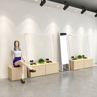 Présentoir à vêtements blanc en forme de A avec armoire de rangement en bois et miroir pleine longueur sur le bas, sur mesure