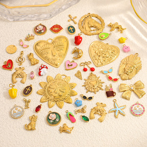 Pendentif en acier inoxydable plaqué or PVD, motifs cœur, étoile, soleil, pistolet, chien, résistant au ternissement et à l'eau - Product Image 1