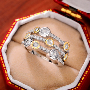 Anello da donna bicolore con design geometrico a linee e punti vuoti - Product Image 4