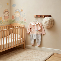 Porte-manteau mural décoratif en bois de noyer avec crochets en forme de fleur pour chambre d'enfant ou crèche