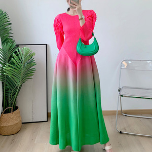 <span class=keywords><strong>Robe</strong></span> <span class=keywords><strong>longue</strong></span> élégante Miyake pour <span class=keywords><strong>femme</strong></span>, dégradé de couleurs, grande taille, style simple, collection printemps, vente en gros usine - Product Image 2