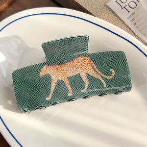 กิ๊บติดผมลายเสือดาว PVC น้ำหนักเบา ดีไซน์หรูหรา คุณภาพสูง กิ๊บหนีบผมสุดหรู สำหรับผู้หญิง เครื่องประดับผมสำหรับงานแต่งงาน - Product Image 4