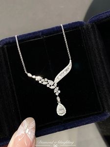 สร้อยคอแต่งงานทองคำแท้ 18K ซินฟลาย ประดับเพชร 0.62 กะรัต ดีไซน์ปีกนางฟ้ารูปหยดน้ำ - Product Image 4