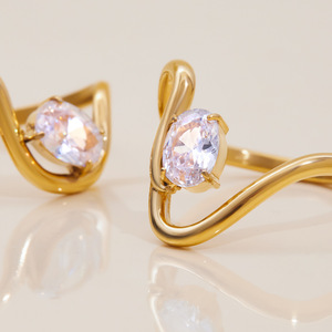 Bague ovale en acier inoxydable plaqué or 18 carats en forme de vague avec zircon blanc serti à griffes, bijou unisexe, cadeau - Product Image 4