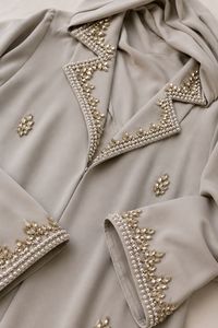 Abaya en crêpe de haute qualité avec broderies en pierres et perles, travail manuel, vêtements islamiques modestes pour femmes, robe élégante pour les occasions spéciales - Product Image 2