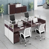 Ensemble de mobilier de bureau commercial moderne : table modulaire convertible, chaise, poste de travail avec cloison pour personnel
