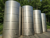 Réservoir de stockage en acier inoxydable de grande capacité de haute qualité avec pompe pour le stockage de liquides, conception d'ingénierie personnalisée, usines, fermes