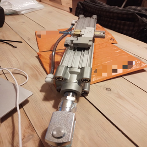 Cp96sdb50-300 सी/डब्ल्यू 5/2 सोल spr 24 ac पिस्टन रॉड cleviस नया स्टॉक - Product Image 1