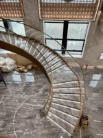 Escalier en colimaçon moderne de style européen en acier et marbre pour intérieur, avec éclairage LED, rampe en verre durable et écologique, idéal pour villa moderne