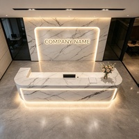 Comptoir de réception en marbre blanc courbé sur mesure, OEM, bord arrondi, comptoir d'accueil pour hôtel, finition polie, logo gravé