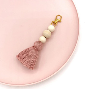 Porte-clés 2026 Bohème en perles de bois et pompon, en macramé de coton tressé, fait main, breloque pour sac - Product Image 4