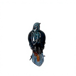 Figura de Pájaro de Vidrio Soplado a Mano, Cuerpo Azul Oscuro, Cola Naranja, Escultura Artística - Product Image 1