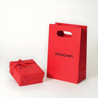 Sac en papier rouge économique avec poignée découpée, sac cadeau en papier avec logo UV, sac en papier avec boîte rouge et processus de gaufrage