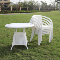 Tables et chaises de restaurant chinois avec verre trempé