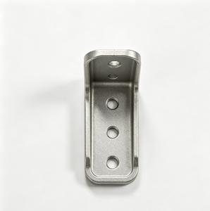 Service de prototypage par moulage sous pression, support en L en aluminium usiné CNC avec 4 trous pour applications de montage - Product Image 4