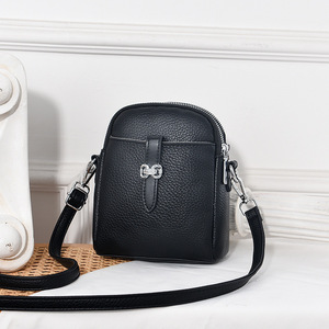 Bolso de Hombro de Cuero PU Estilo Europeo-Americano Retro para Mujer, con Cierre de Cremallera Simple, Gran Capacidad, Diseño Moderno y Sencillo - Product Image 1