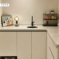 Meuble bar en bois blanc mat en forme de L, minimaliste et écologique, sans poignée, avec rainure dissimulée, station d'eau et espace pour robot aspirateur