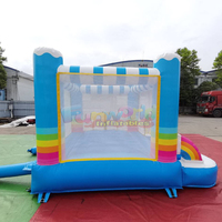 Château gonflable commercial d'intérieur, mini trampoline gonflable avec une capacité de 300 kg, design portable, arc-en-ciel coloré pour enfants