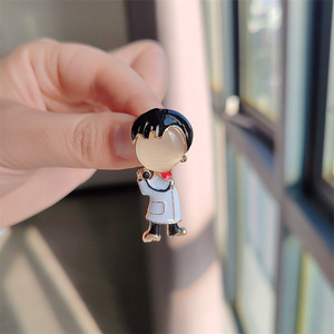 Japon sevimli Anime broş niş tasarım işık lüks erkek kadın doktor broş sadelik çift giyim yaratıcı aksesuarları - Product Image 4