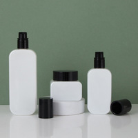 Vente en gros de pots en verre blanc vides pour crème avec couvercle noir, contenants cosmétiques rechargeables, emballage personnalisé avec logo