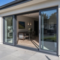 Porte coulissante en aluminium à grande ouverture pour patio, glissement fluide, vue panoramique, verrouillage sécurisé, économie d'énergie pour usage résidentiel