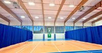 Rideaux de séparation de salle de sport multifonctionnels pliables sur mesure pour intérieur, ignifuges, imperméables et insonorisés pour les lieux sportifs