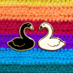 Spilla in metallo smaltato personalizzata con logo, design coppia di cigni, senza minimo d'ordine, all'ingrosso - Product Image 2
