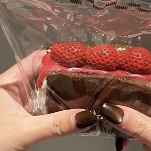 Juguetes Blandos de Alta Calidad con Forma de Pastel de Chocolate con Fresas Realistas, Material Suave y Seguro, Juguete de Rebote Lento, Regalos Novedosos - Product Image 2