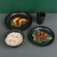 Ensemble de vaisselle en plastique noir 12-en-1 avec bols, assiettes et gobelets, en gros