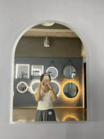 Miroir de vanité de salle de bains avec LED arche sans cadre et capteur tactile rétroéclairé doré de mur de conception moderne Miroir de vanité de salle de bains de couleur claire