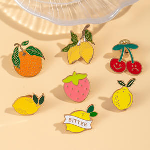Neue Mode Cartoon Obst Brosche Pin Weiche Emaille Metall Anstecknadeln Erdbeer Orange Zitrone Abzeichen für Hut Kleidung Tasche Schmuck - Product Image 1