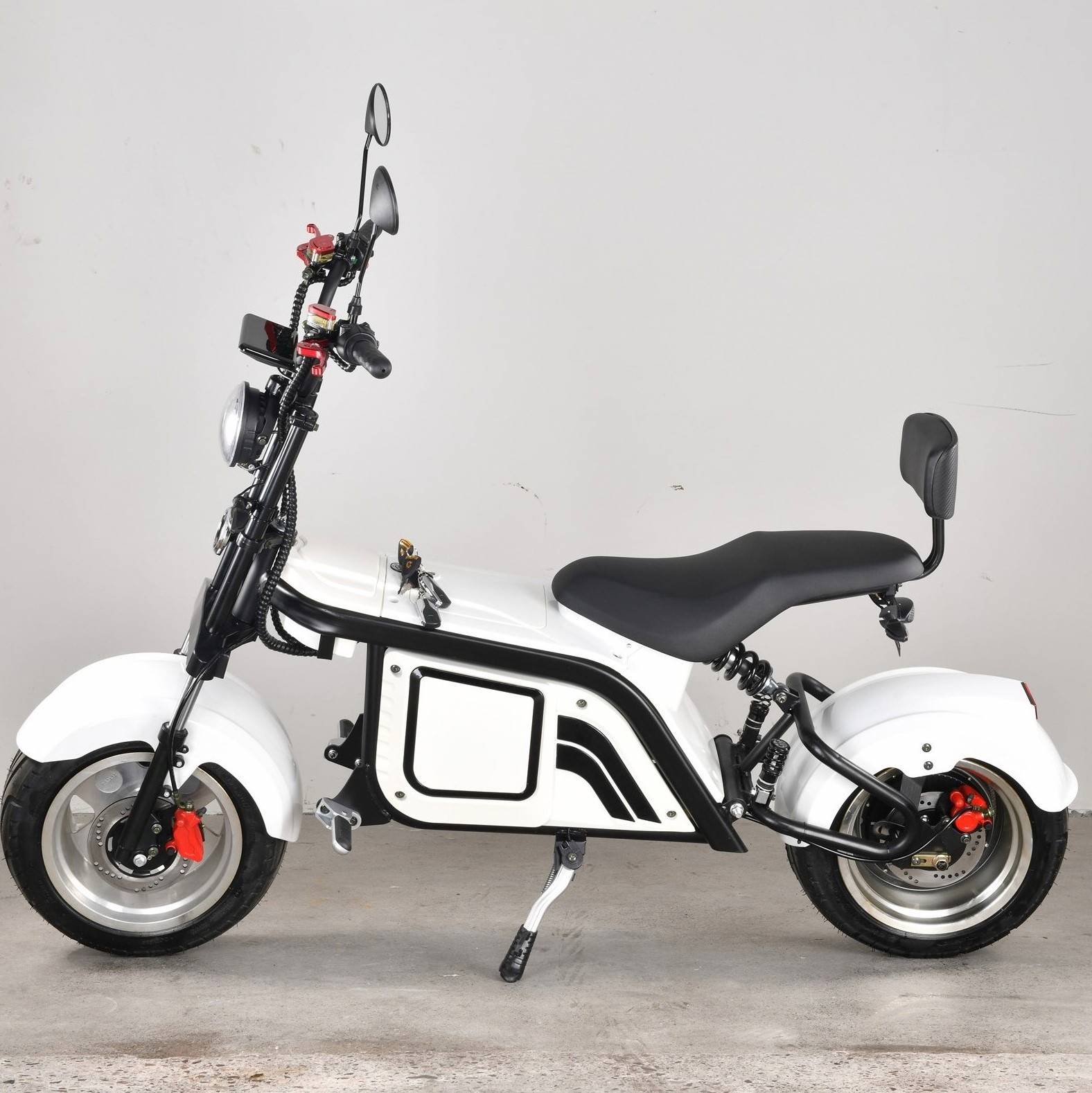 SUZUKI 電動スクーター クリーム色 suzuki_e-access_20250118-