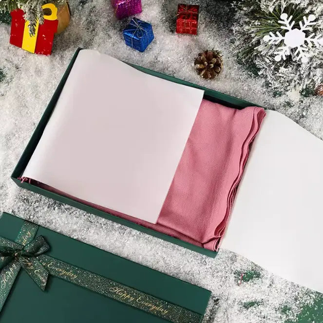 صندوق هدايا أنيق مخصص لعيد الميلاد بتصميم أنيق ونمط أخضر وأعشاب صلب مزود بغطاء وشريط وربطة فراشية للزينة