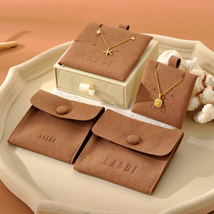 Bolsa de Joyería de Microfibra Marrón de Lujo, Pequeña, con Logotipo Personalizado Impreso, para Anillos, Collares y Joyas, con Almohadilla Interior - Product Image 2