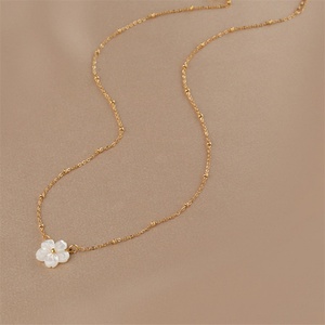 Collier de haute qualité en acier inoxydable plaqué or fin avec pendentif fleur pour femmes - Product Image 3
