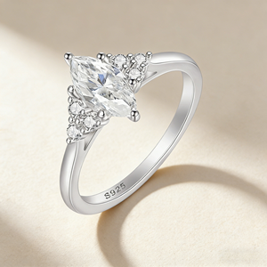 Anillo de Compromiso de Plata de Ley 925 con Circonita Cúbica de Corte Marquesa, Engaste Clásico con Puntas, Joyería para Mujer - Product Image 3