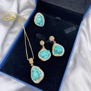Nouvel ensemble de bijoux chrétiens pour femme, fait main, en laiton, style bohème ethnique, trois pièces, plaqué or, incrusté de turquoise, avec clous d'oreilles et bague - Product Image 3