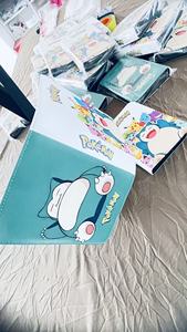 Classeur <span class=keywords><strong>de</strong></span> <span class=keywords><strong>cartes</strong></span> <span class=keywords><strong>Pokémon</strong></span> Premium à 4 pochettes, capacité 400 <span class=keywords><strong>cartes</strong></span>, <span class=keywords><strong>album</strong></span> <span class=keywords><strong>de</strong></span> jeu <span class=keywords><strong>de</strong></span> <span class=keywords><strong>cartes</strong></span> à collectionner en PU pour le rangement <span class=keywords><strong>de</strong></span> <span class=keywords><strong>cartes</strong></span> <span class=keywords><strong>de</strong></span> visite - Product Image 5