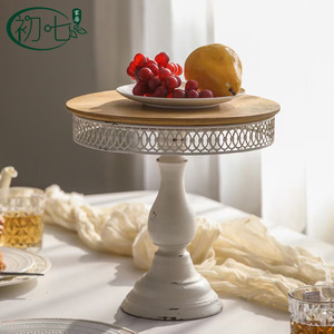 Plato redondo retro para frutas con base blanca envejecida y tapa de madera para exhibir postres - Product Image 3