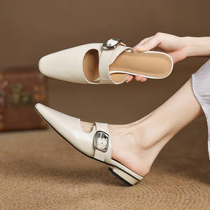 Chanclas de verano de nuevo estilo con cierres metálicos, sandalias planas de tacón bajo, clásicas y elegantes al estilo francés para mujer. - Product Image 4