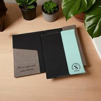 Couverture de carnet à trois volets en similicuir avec bloc-notes et pochettes pour cartes de visite, personnalisation de gravure au laser