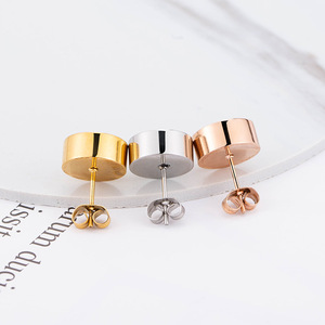 ต่างหูแบบติดหูทรงกลมประดับเพชรซิร์คอนทรงกลม ชุบทอง 18K ทำจากไทเทเนียมสตีล เครื่องประดับแฟชั่นสำหรับผู้หญิง - Product Image 3