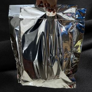 Sacs d'expédition en argent avec logo personnalisé, avec poignée, pour vêtements, emballage d'expédition pour sweats à capuche, sacs d'expédition moyens et grands - Product Image 3