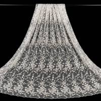 Tissu de dentelle de luxe écologique blanc ivoire à bord festonné floral, brodé à la machine avec perles et sequins, pour mariage et mariée