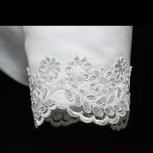 D1329A Gilet de robe de mariée pour fille à manches courtes, orné de broderies en tissu satiné blanc, avec châle - Product Image 6