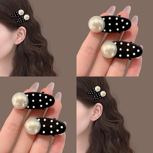 Pinza para el pelo con perlas y lunares para mujer, nuevo estilo 2025, pinza para flequillo lateral, accesorio para el pelo de la frente, horquilla, popular en línea. - Product Image 1