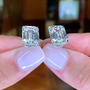 Pendientes de tuerca de moissanita Esmeralda certificados de 10x8mm chapados en plata de ley para mujer de lujo con diseño elegante - Product Image 2