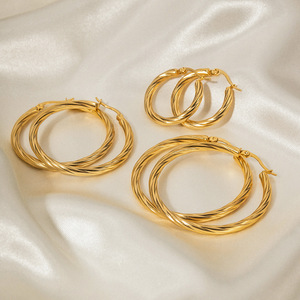 Boucles d'oreilles créoles géométriques en acier titane, texture câble, plaqué or 18 carats, robustes et inaltérables - Product Image 2